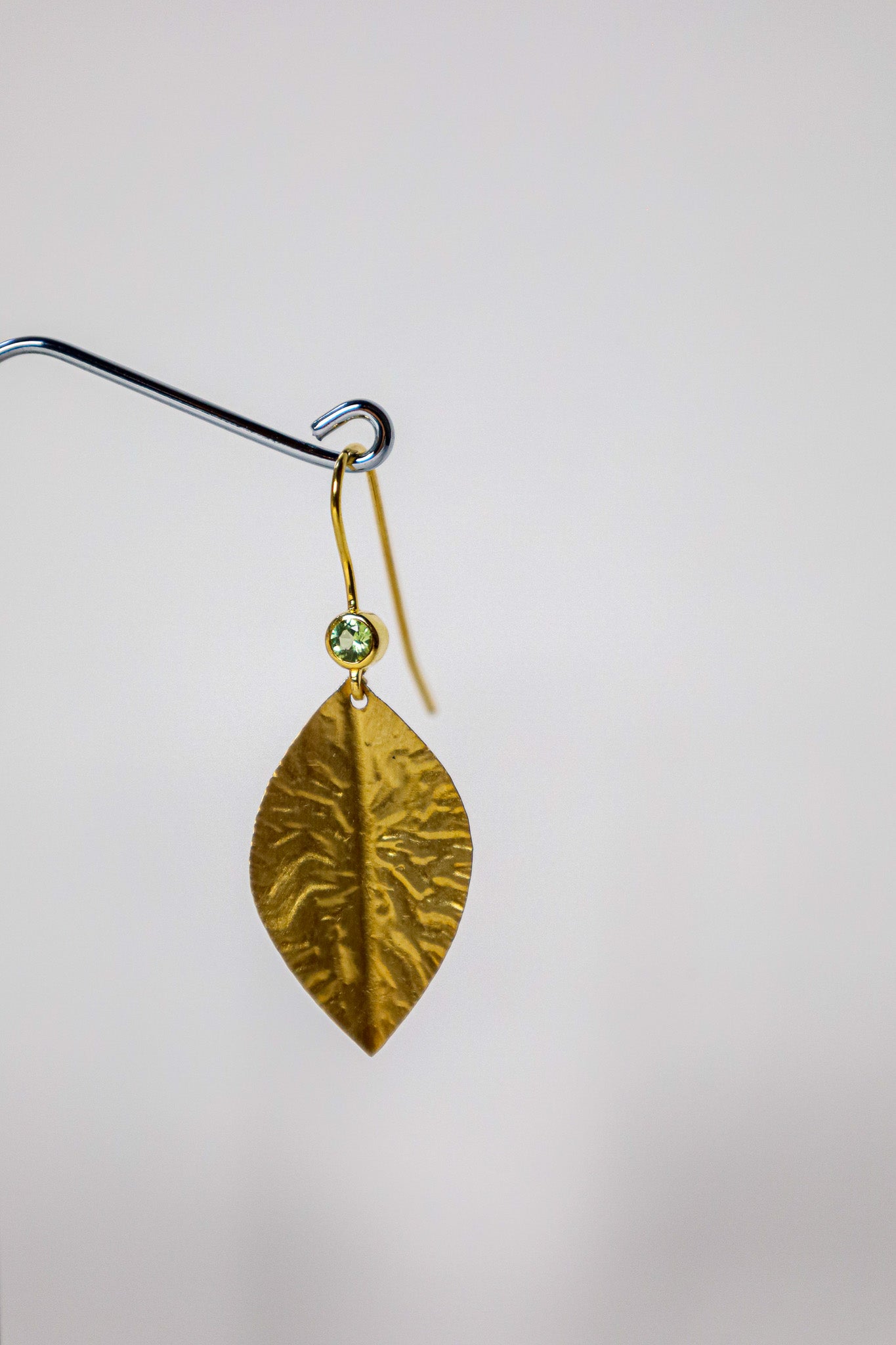 Goldene Ohrringe mit Peridot