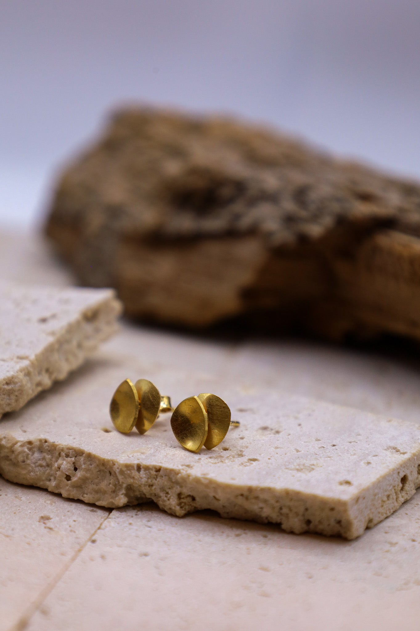 Goldene Ohrringe Muse