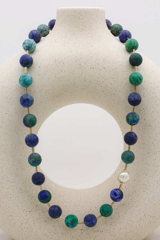 Kette mit blauen Steinen