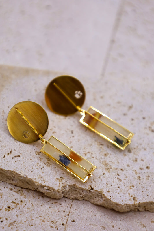 Goldene Ohrringe mit Harz