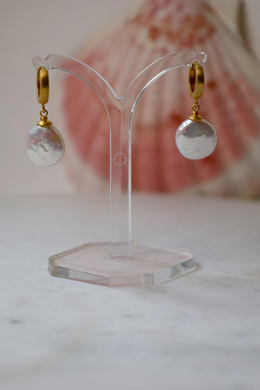 hängende Ohrringe mit Perlen