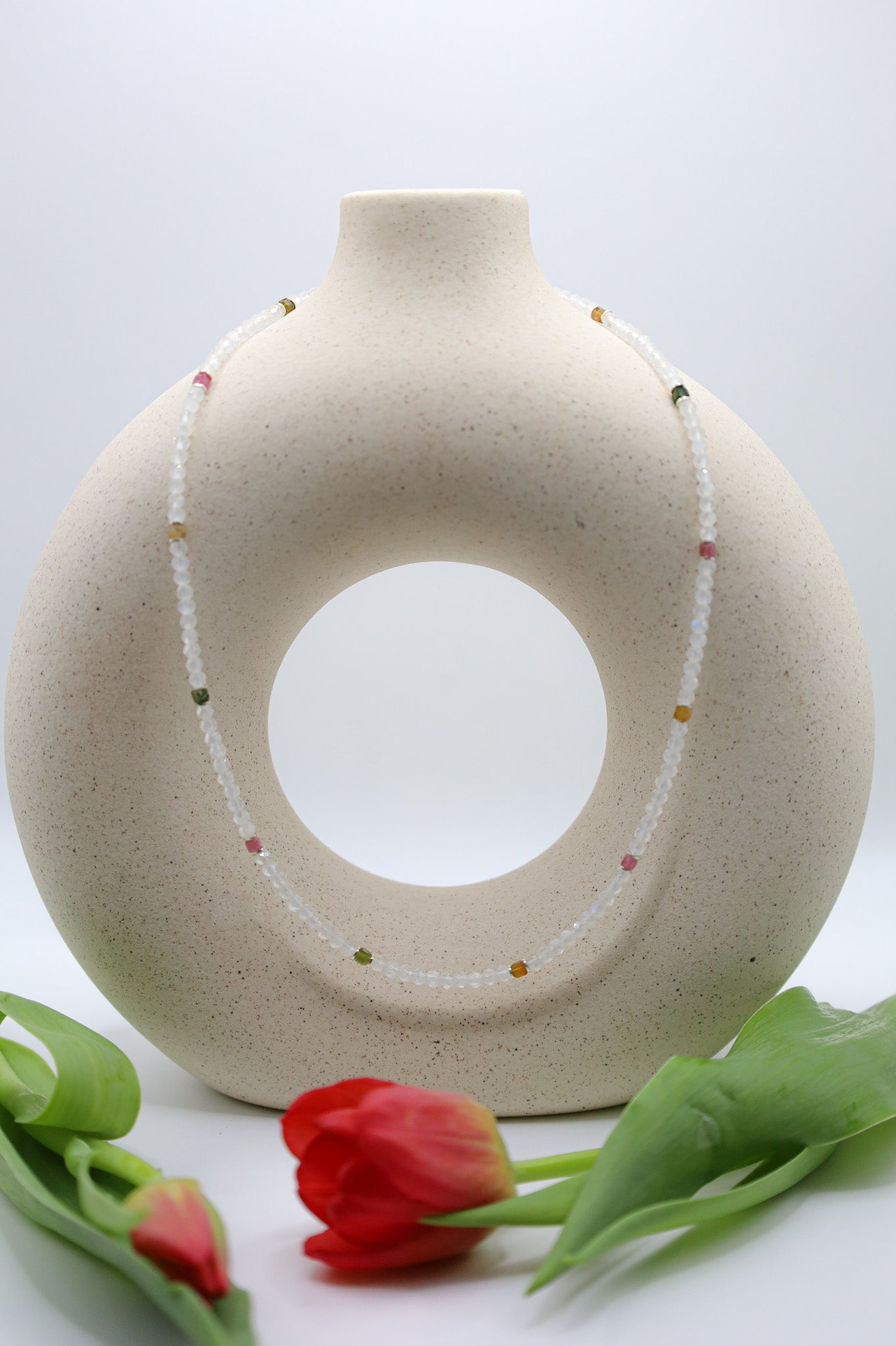 Handgefertigte Edelsteinkette mit Mondstein und Turmalin