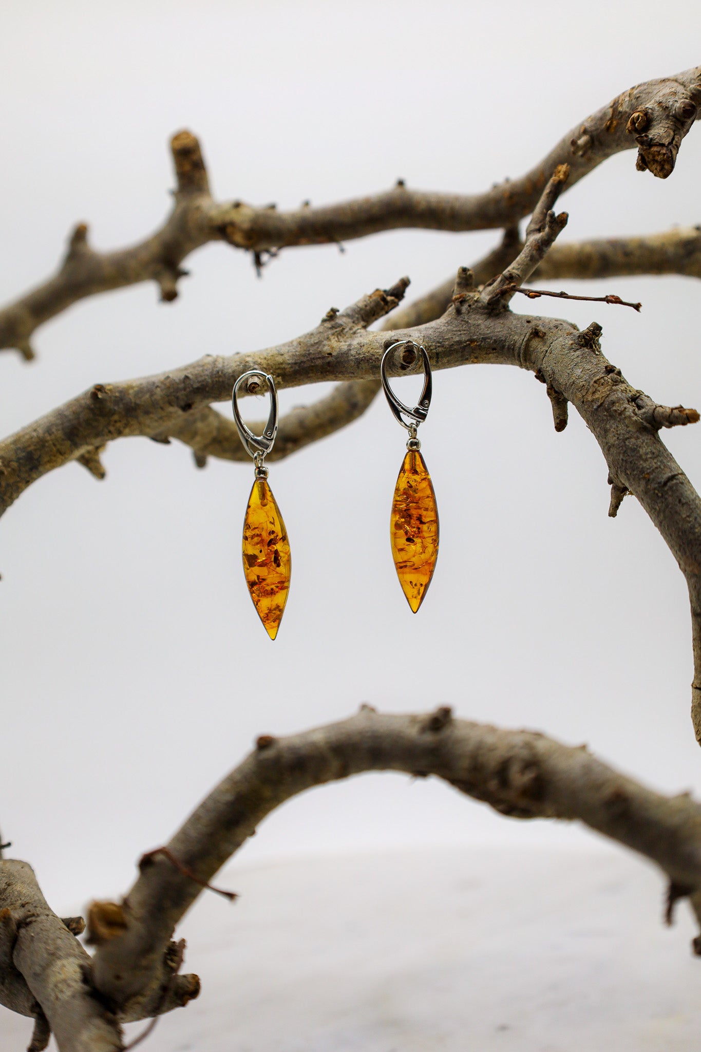 Silberne Ohrringe mit Bernstein
