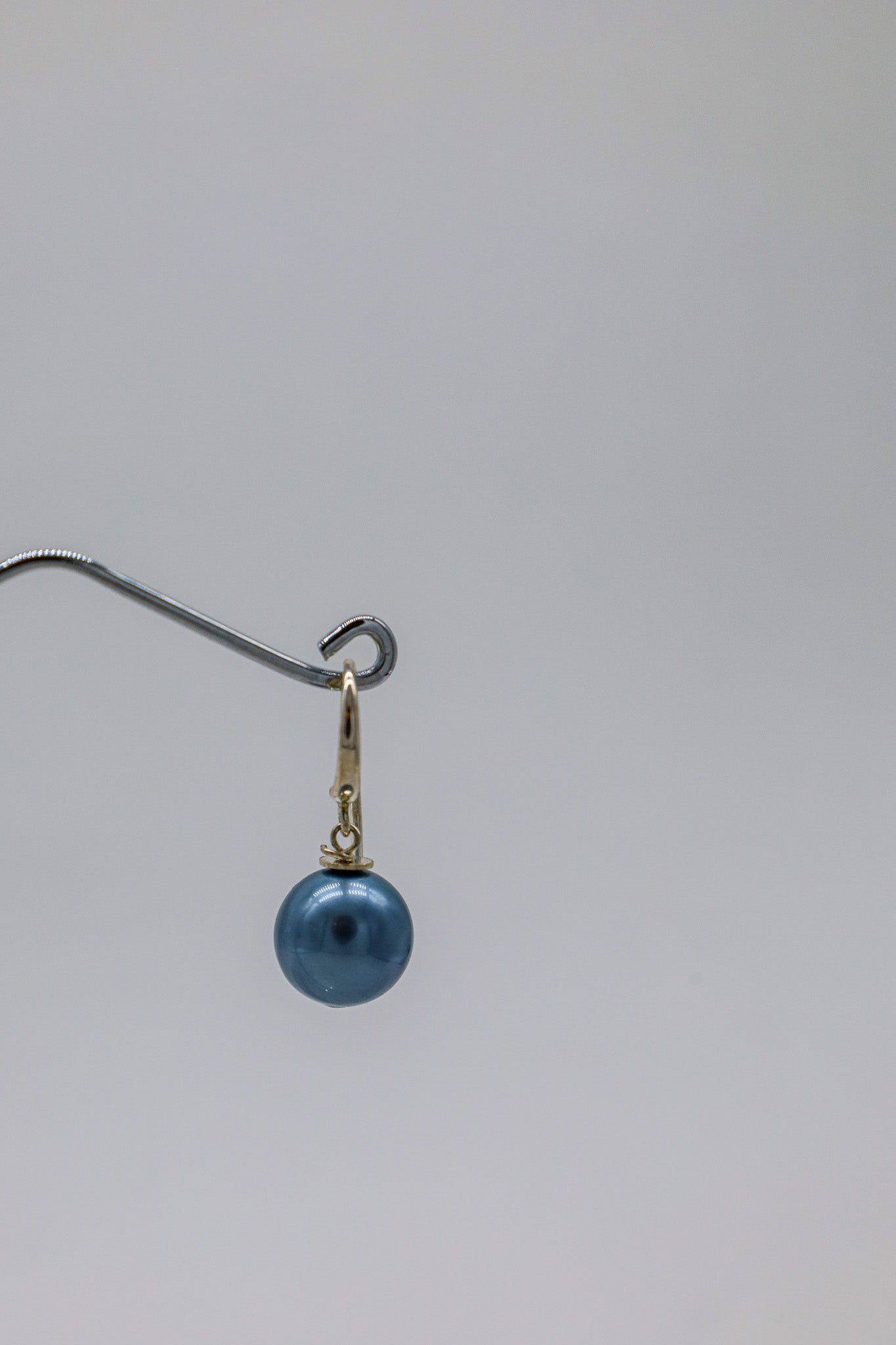 Blaue Ohrringe mit Perlen
