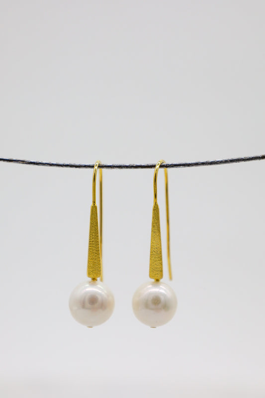 Goldene Perlenohrringe für Frauen