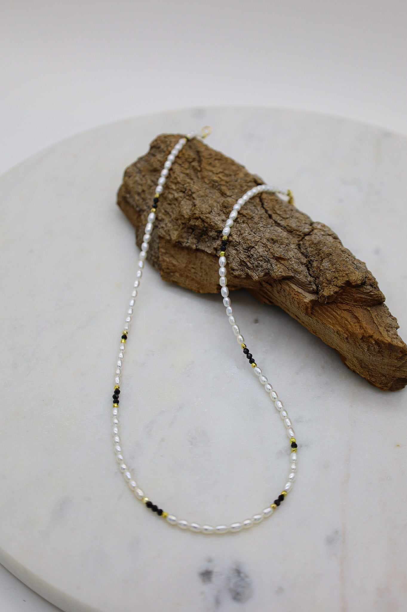 Kette aus Perlen & Spinell