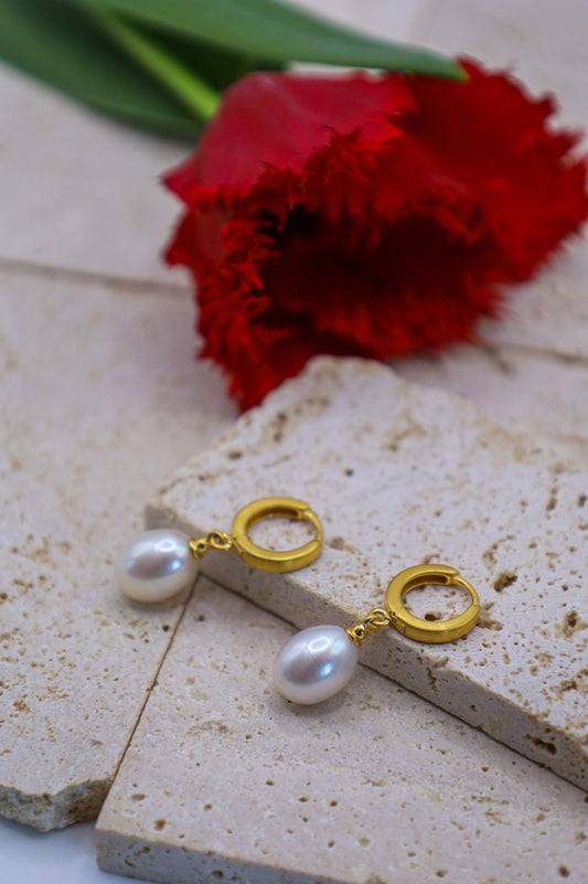 Hängende Ohrringe mit Perlen