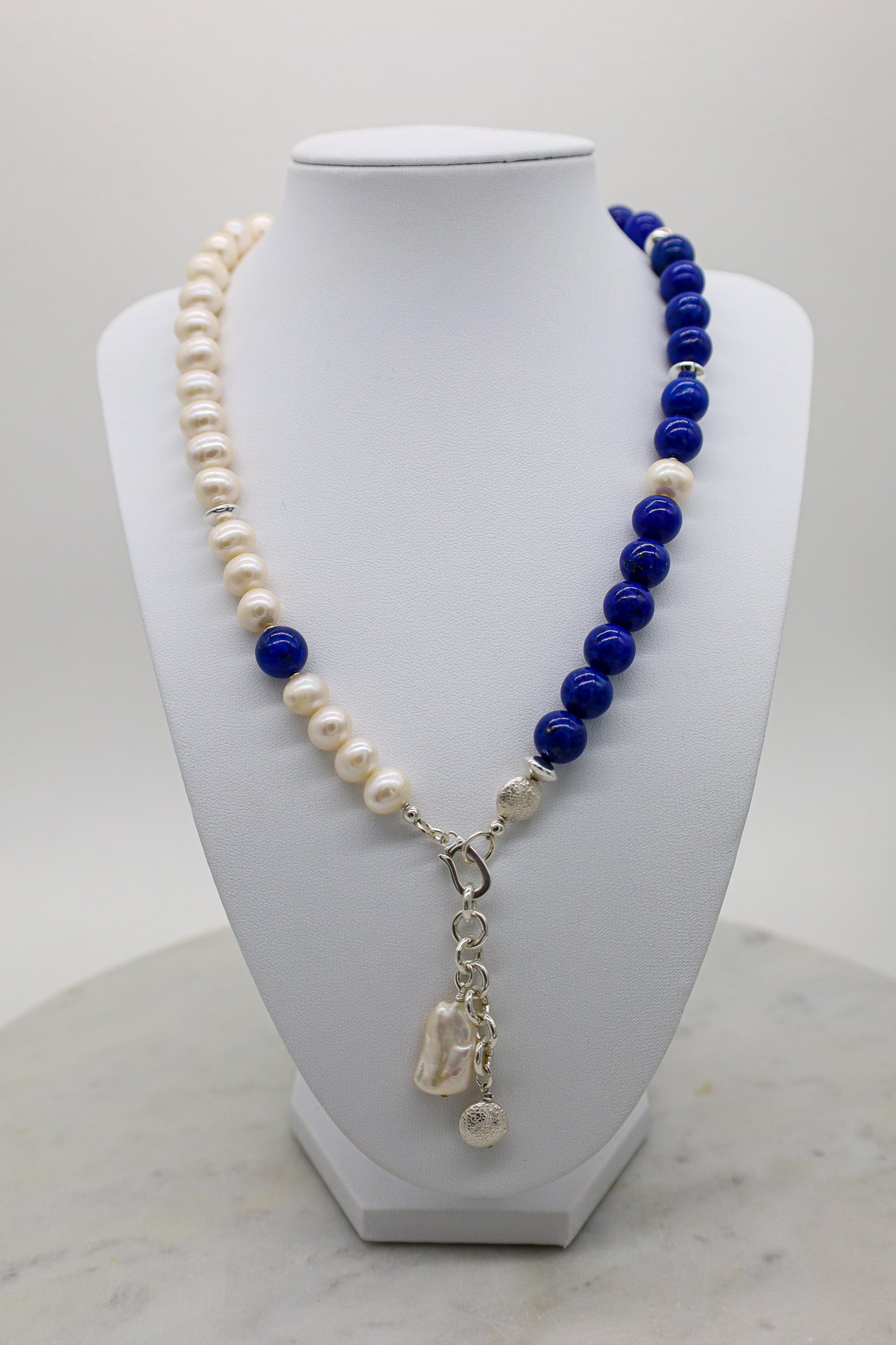 Kette aus Perlen & Lapislazuli