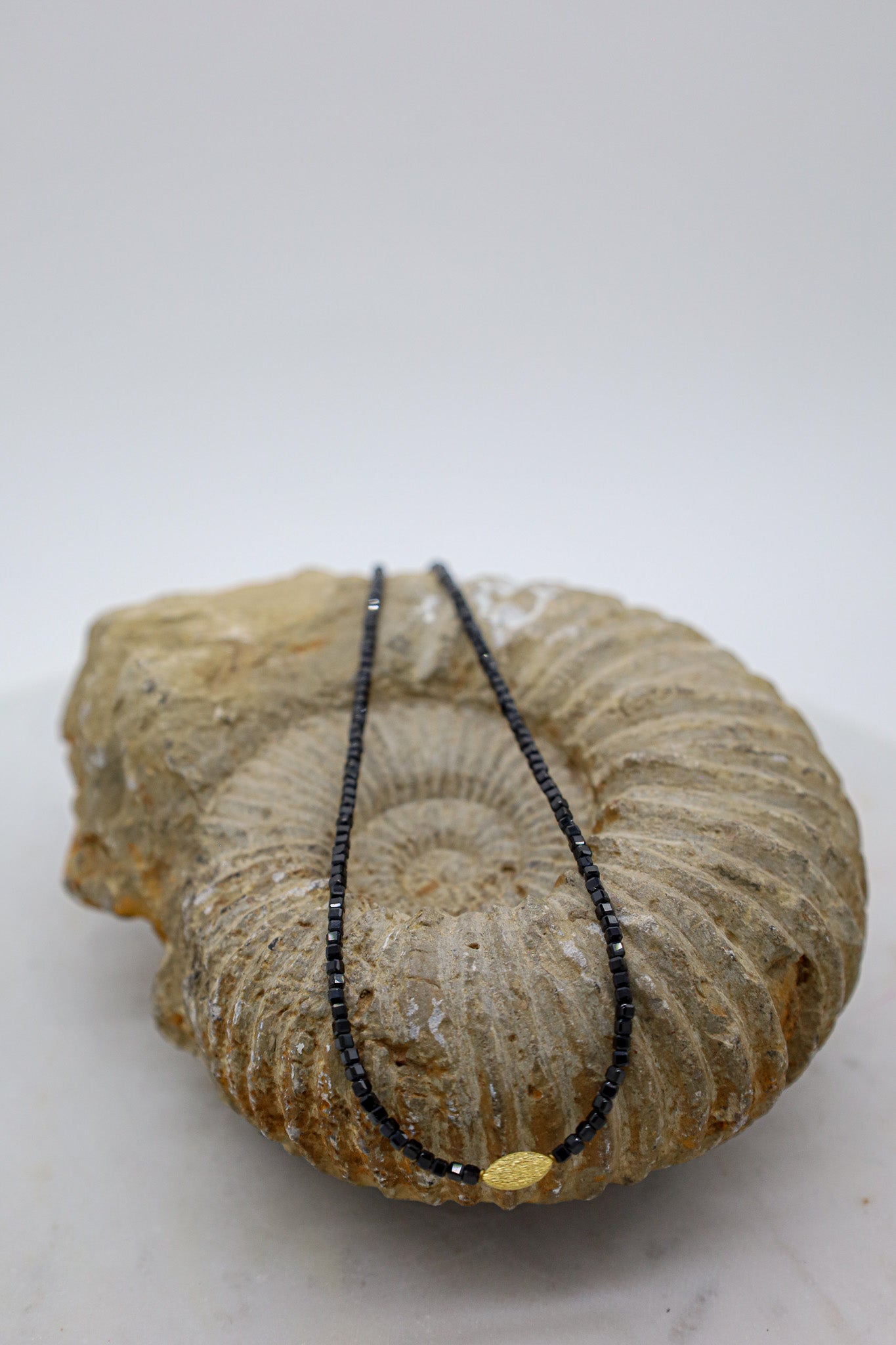 Schwarze Kette mit Spinell Edelstein