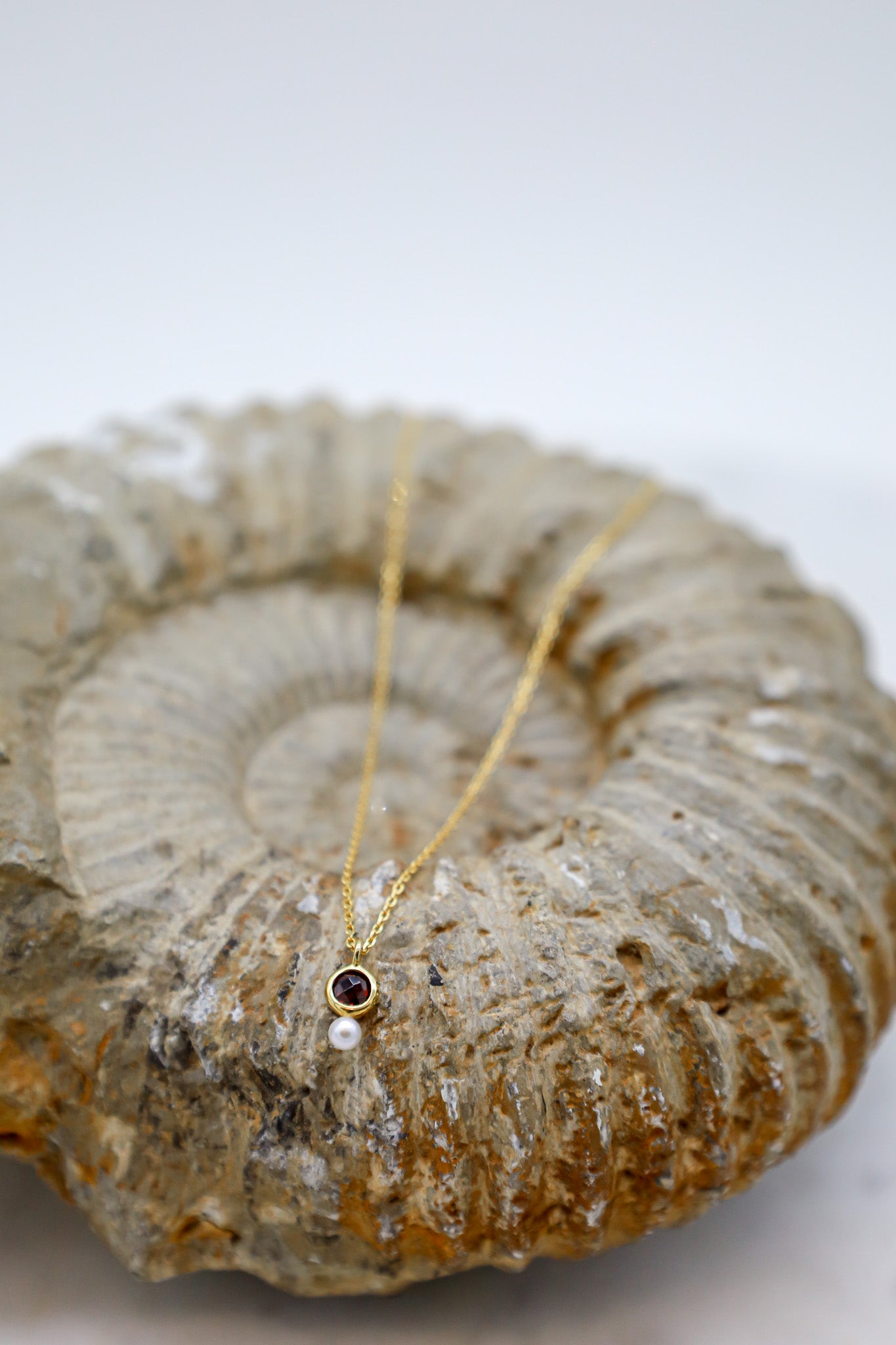 Goldene Kette mit Granat & Perlen Anhänger