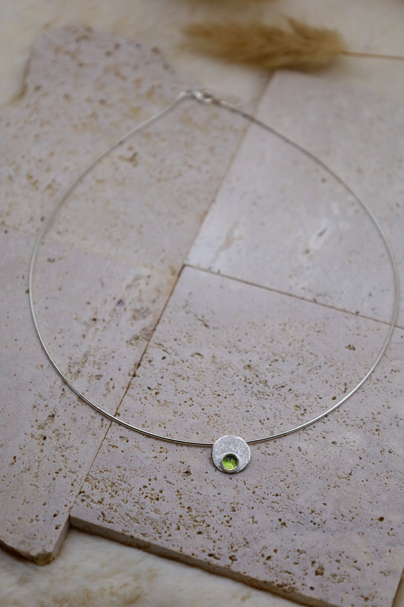 Silberne Kette mit Peridot
Anhänger