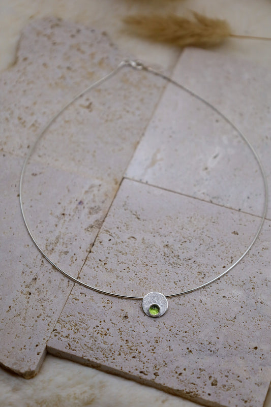 Silberne Kette mit Peridot 
Anhänger
