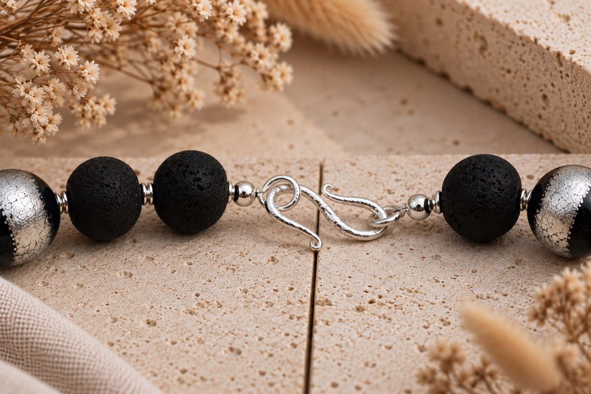 Schwarze Lava Kette mit Keramik und Muschelperlen