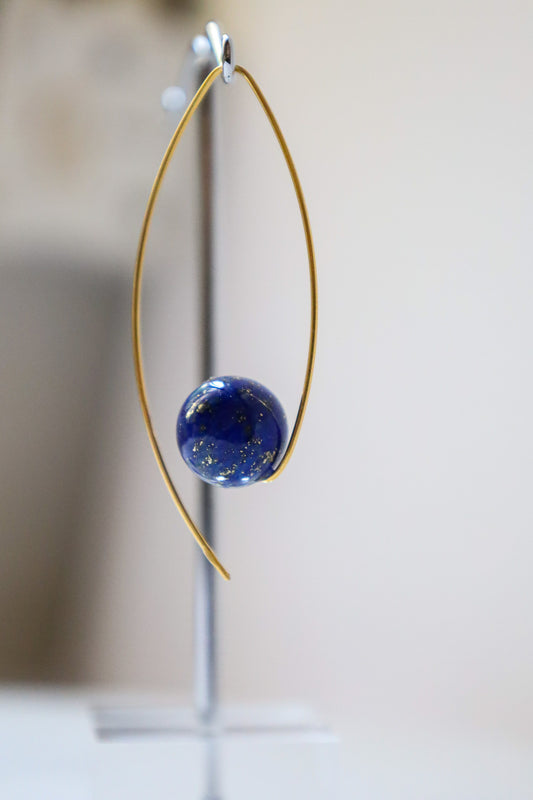 Hängende Ohrringe mit Lapislazuli Kugel