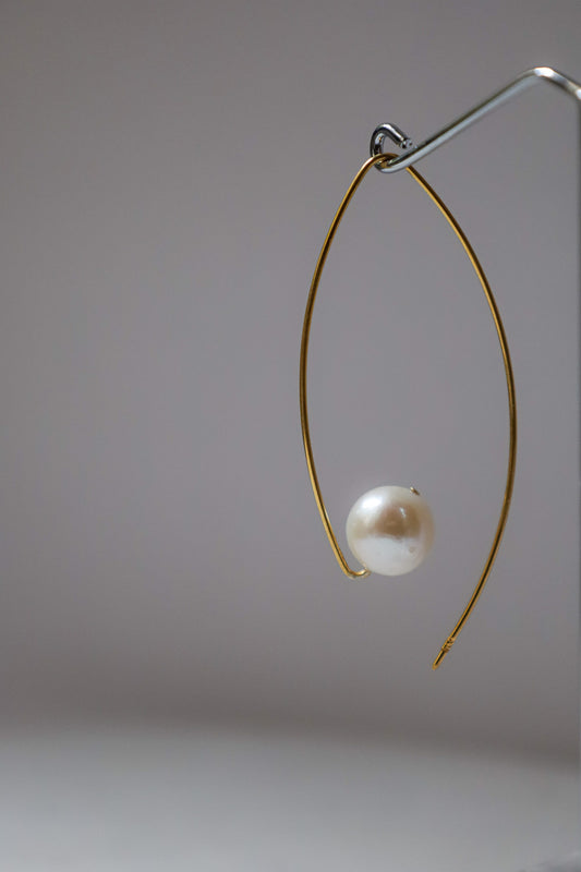 Goldene Perlenohrringe