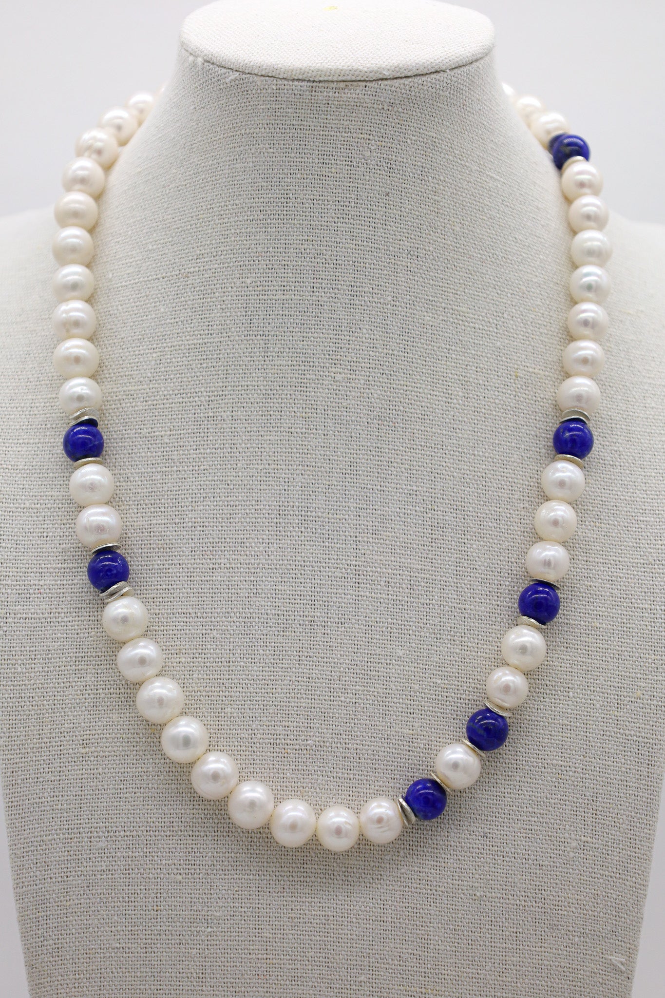 Perlenkette mit Lapis Steinen