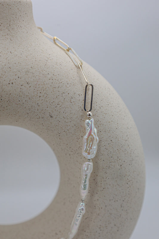 Silberne Kette mit Perlen