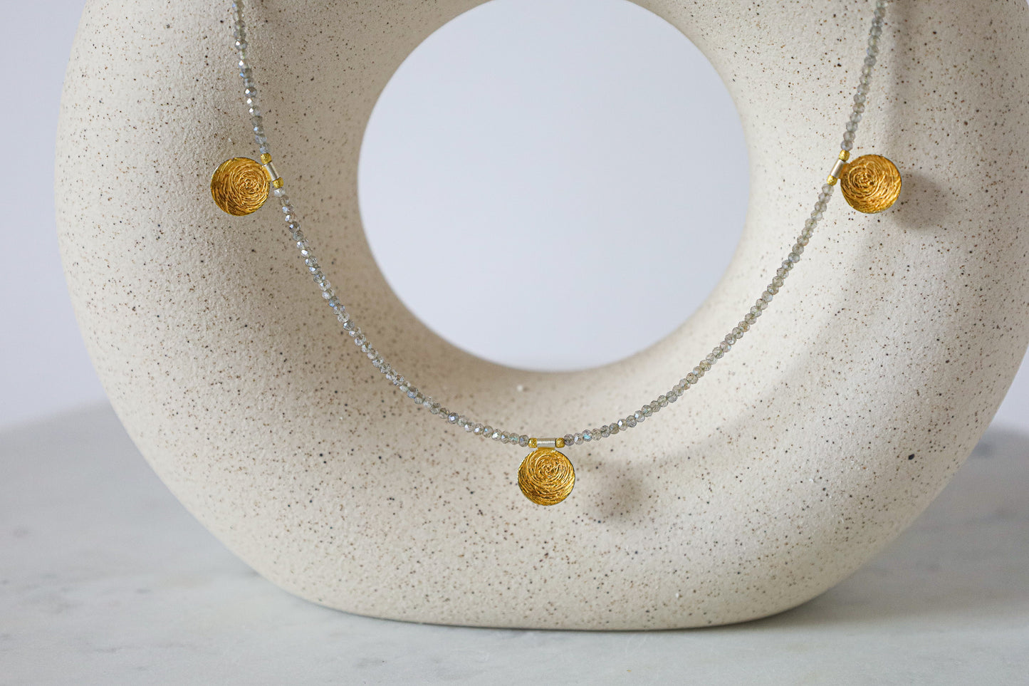 labradorit kette mit 2 vergoldeten anhängern