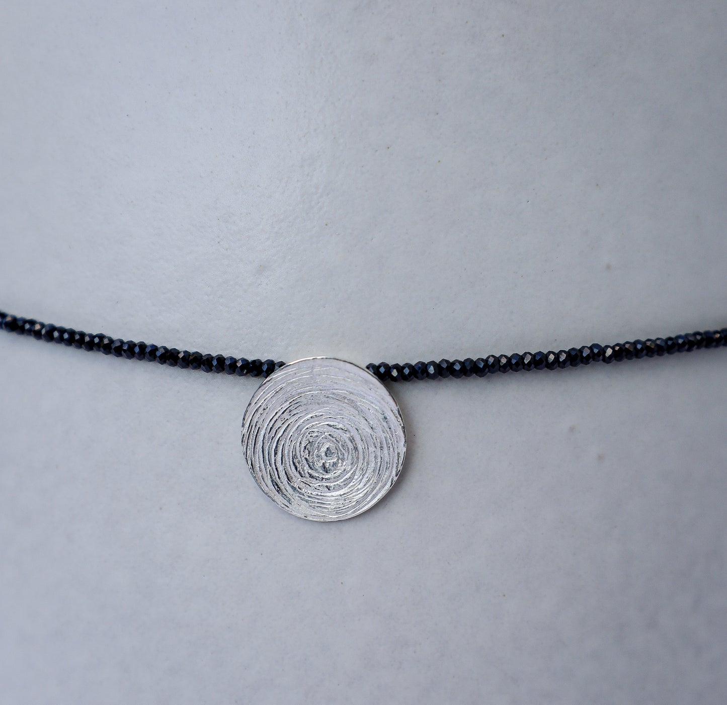 Kette mit silbernem Anhänger