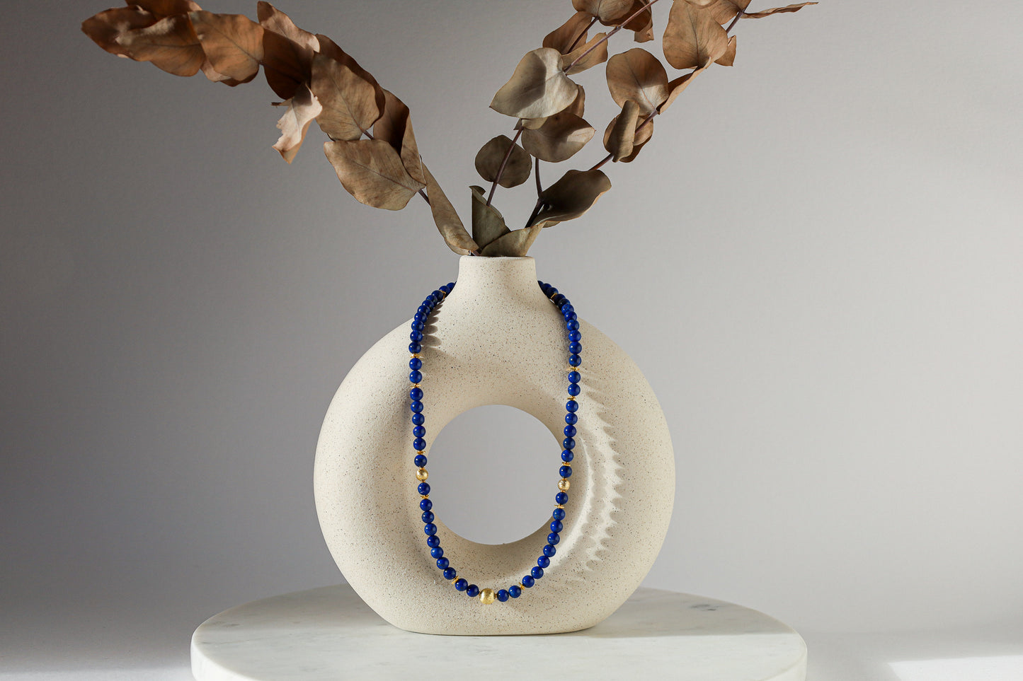 Kette mit blauen Steinen