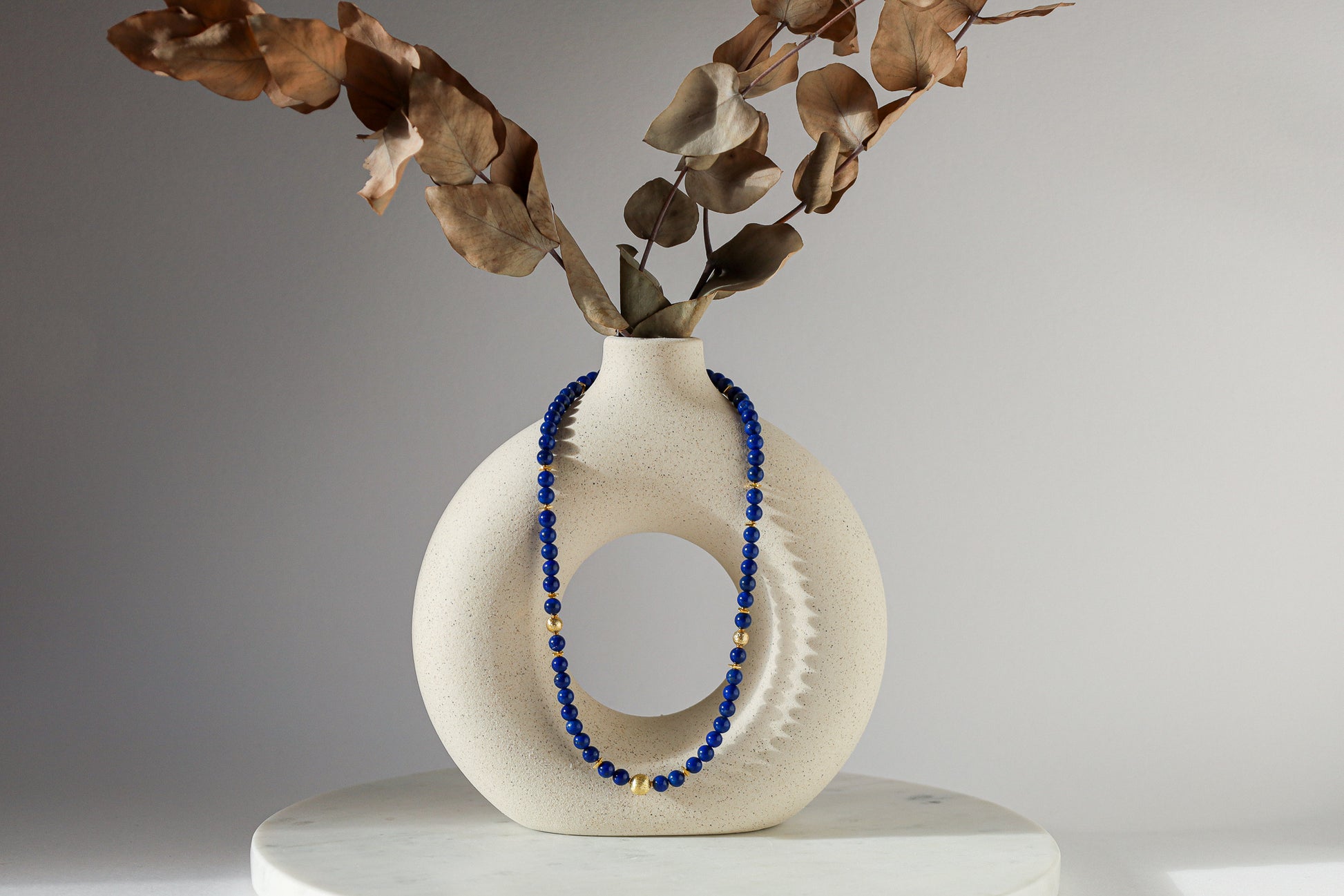 Kette mit blauen Steinen