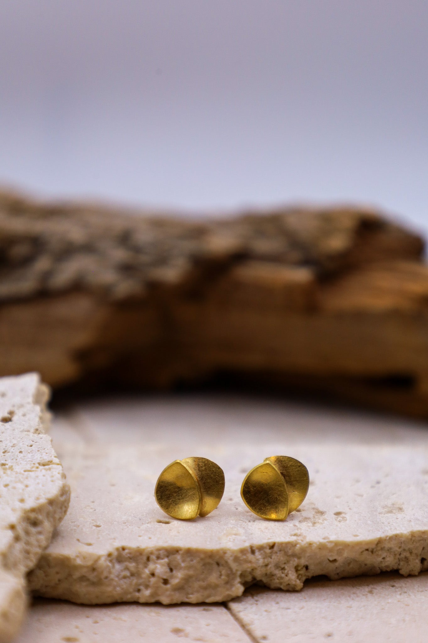 Goldene Ohrringe Muse