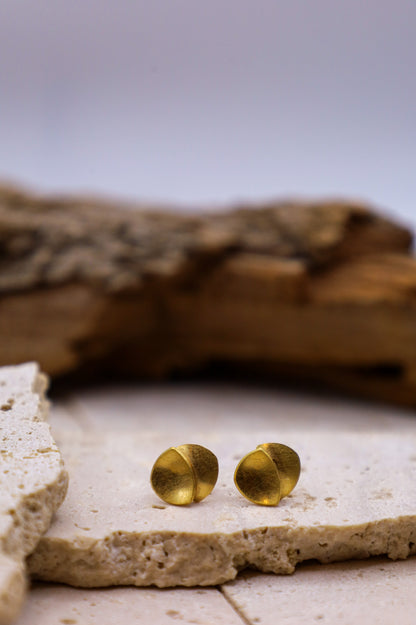 Goldene Ohrringe Muse