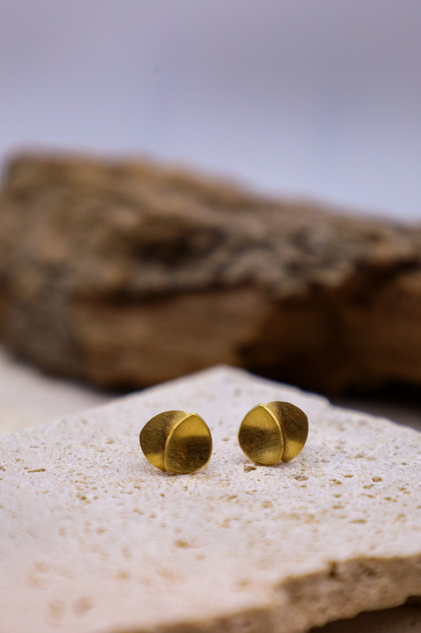 Goldene Ohrringe Muse