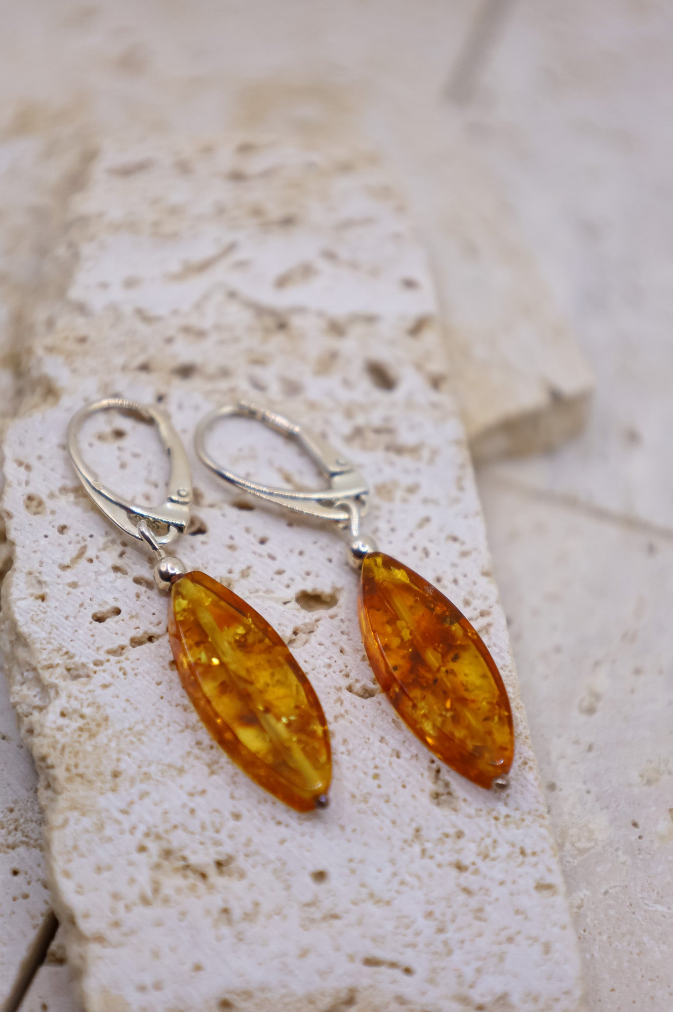 Bernstein Ohrschmuck hängend