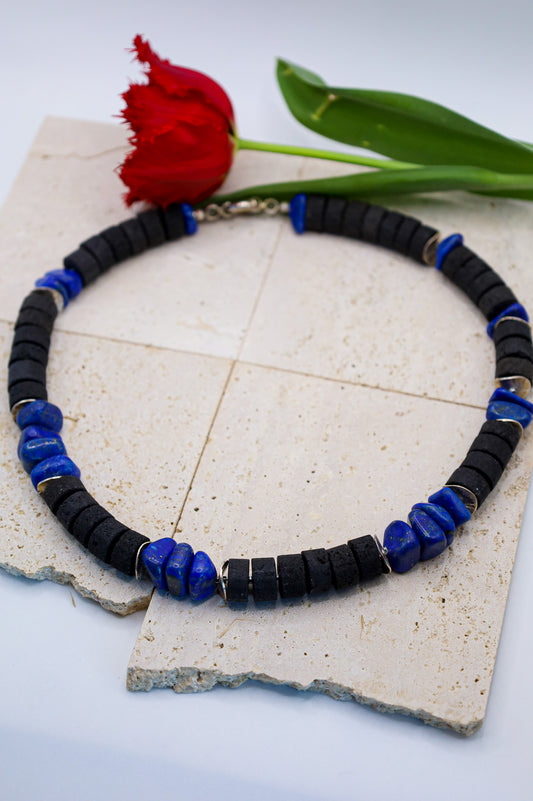Schöne Kette mit Lapislazuli und Lavastein