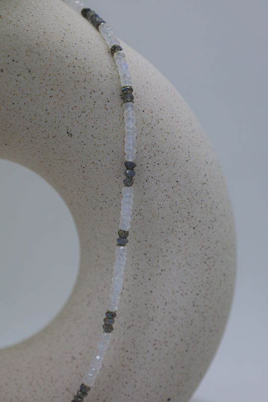 Mondstein und Labradorit Steine