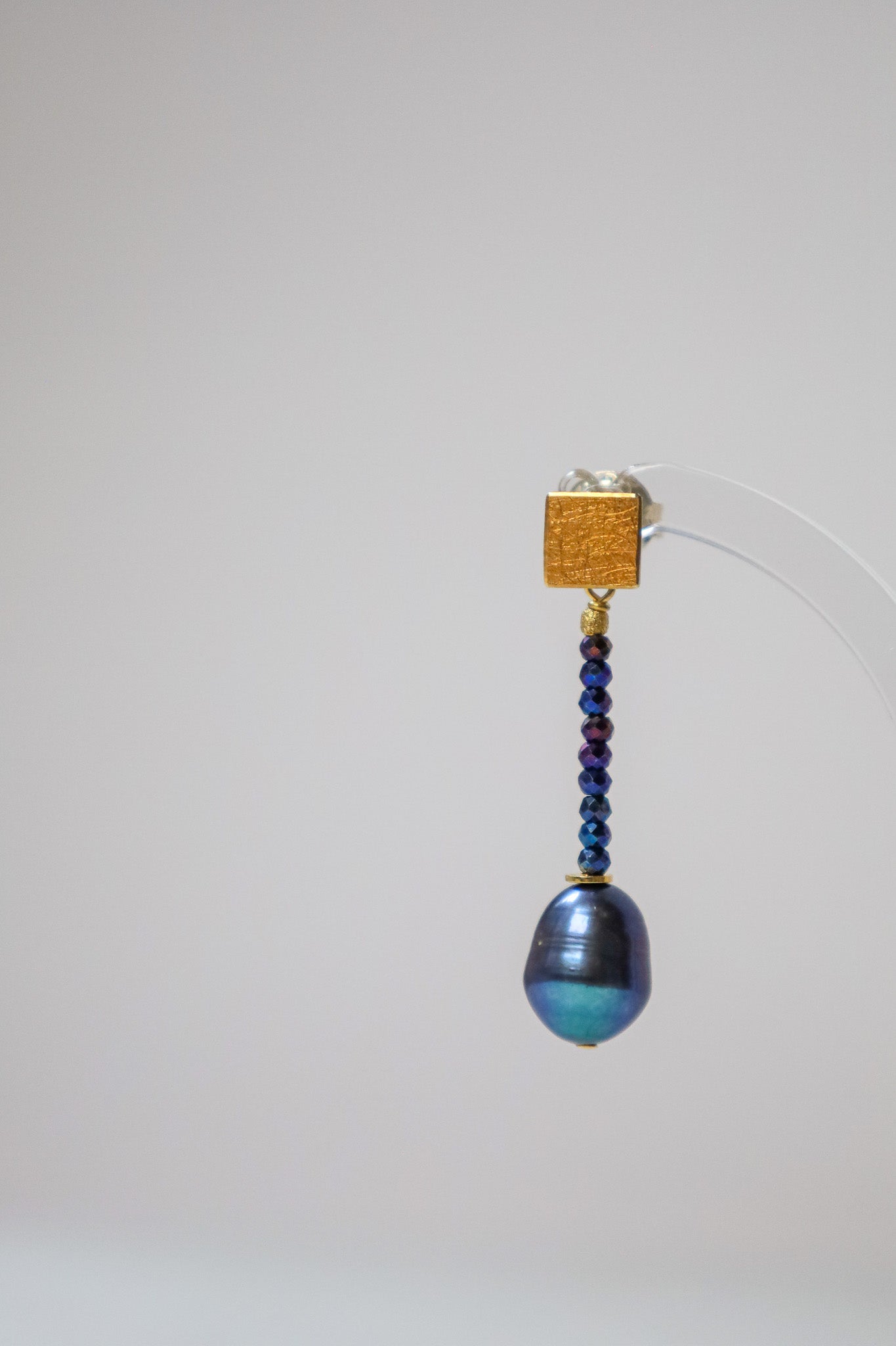 Handgefertigte Spinell Ohrringe mit einem Perlenkugel
