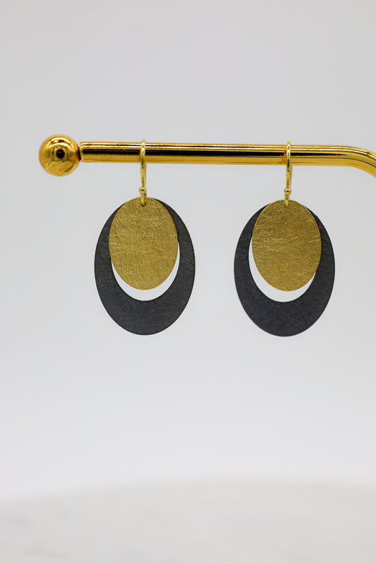 Schwarze und goldene Ohrringe 