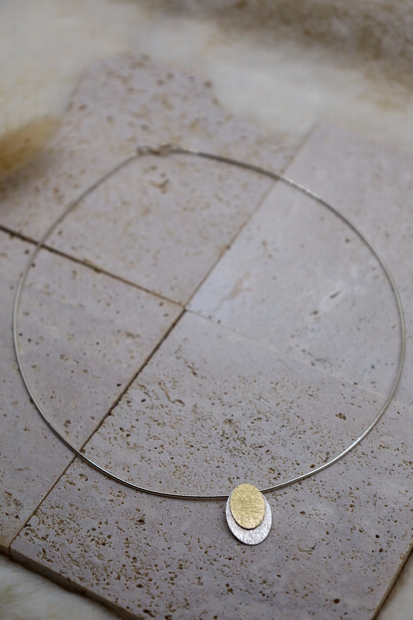 Silberne Kette mit Anhänger