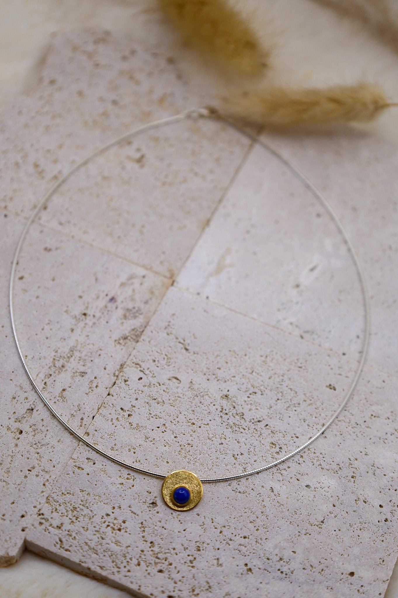 Silberne Kette mit Lapislazuli Anhaenger