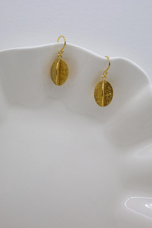 Goldene Ohrringe für Frauen