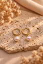 Goldene Ohrringe mit Creolen