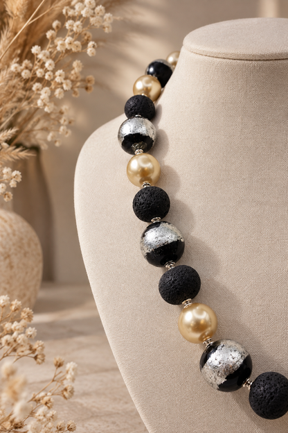 Schwarze Lava Kette mit Keramik und Muschelperlen