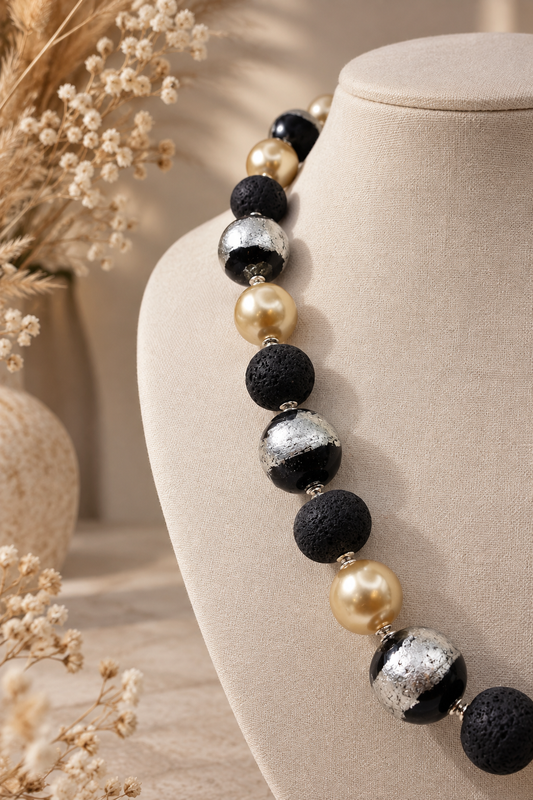 Schwarze Lava Kette mit Keramik und Muschelperlen