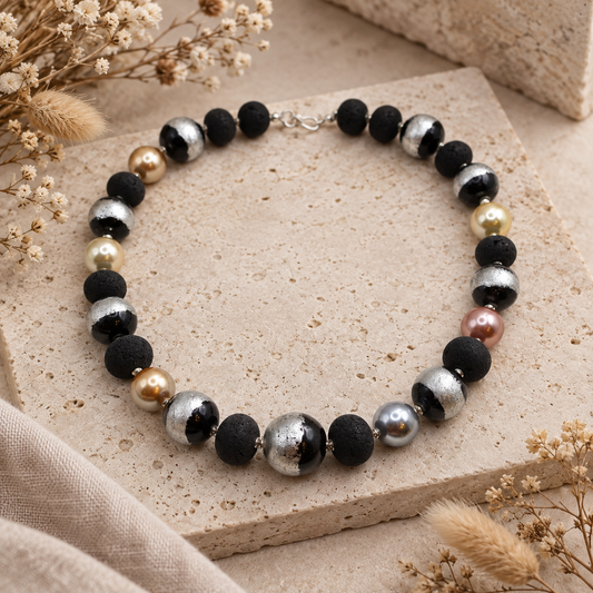 Schwarze Lava Kette mit Keramik und Muschelperlen