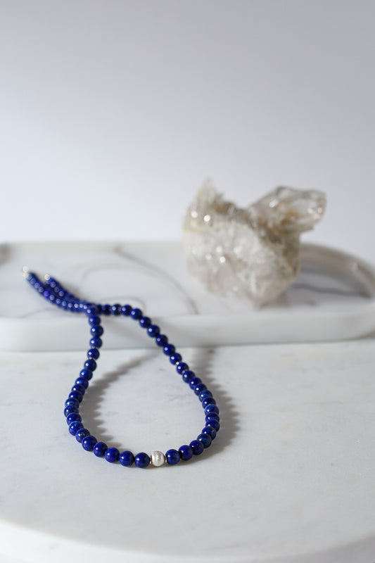 kette mit blauen steinen