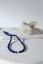kette mit blauen steinen